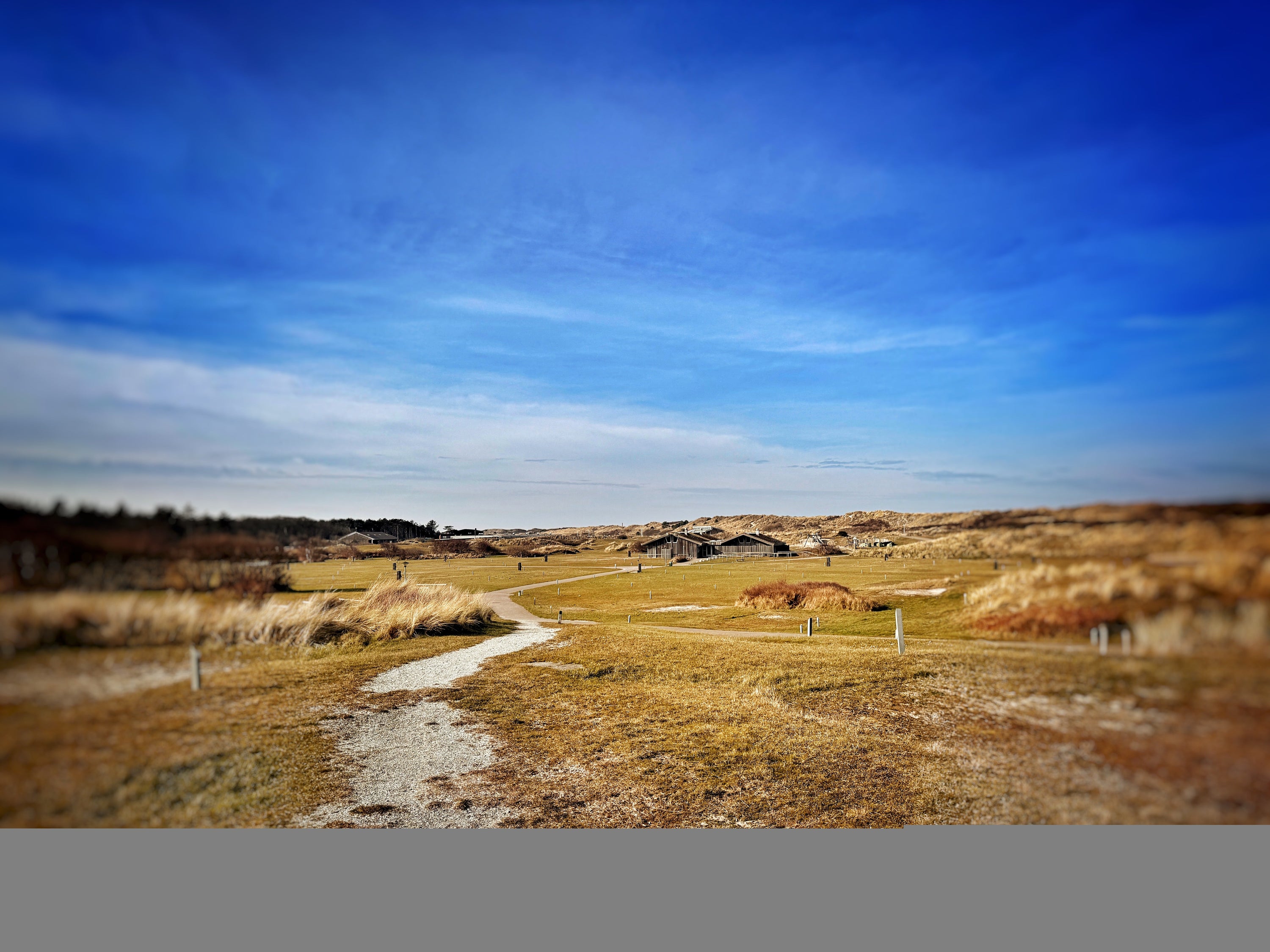 Ik wandel en ik wandel… alles is verlaten, de camping is leeg. Ik heb niet eens een jas…