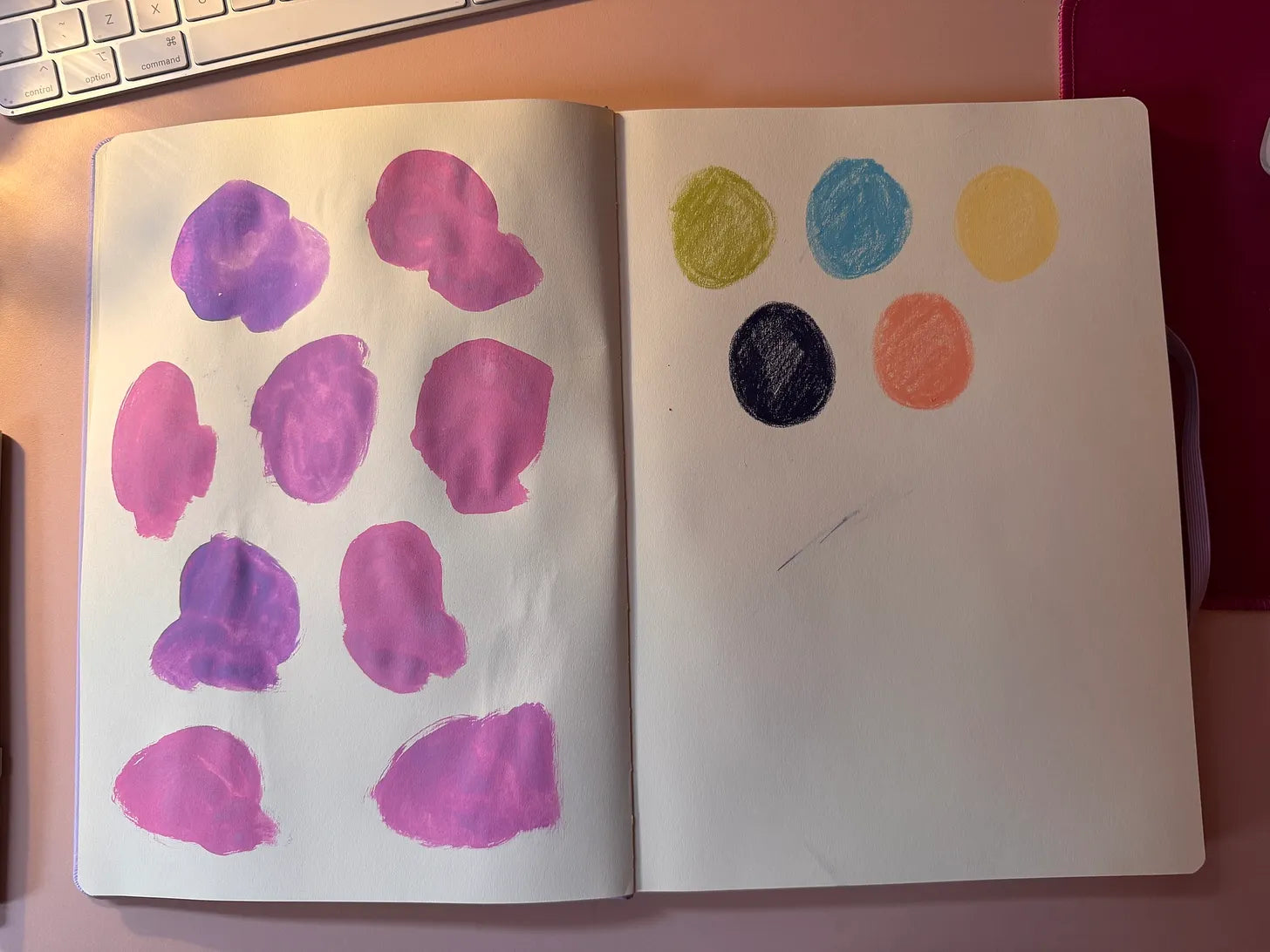Beschilderde pagina's in een groot schetsboek