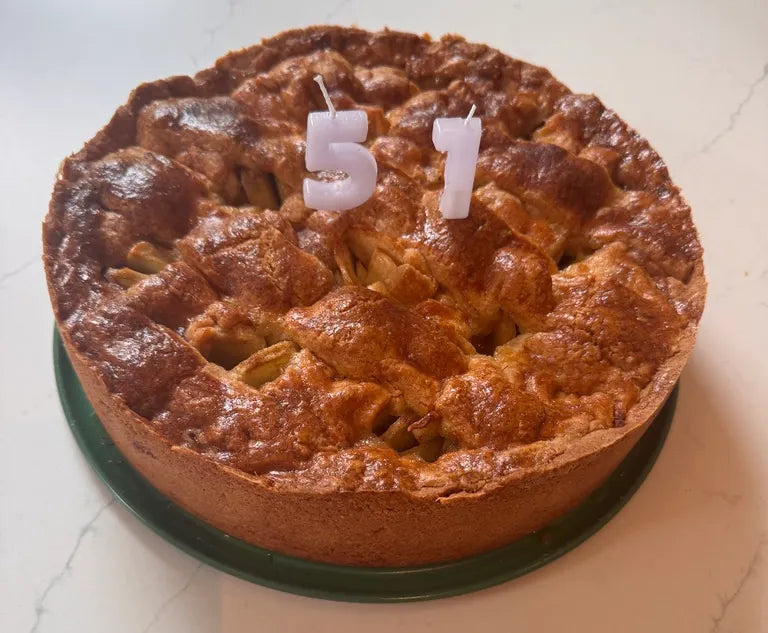 Appeltaart met kaarsjes voor Martines 51e verjaardag.